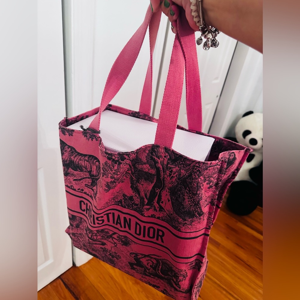 Christian Dior straw  tote bag
100%